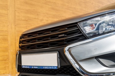 Решетка радиатора тюнинг NEXT на LADA VESTA SW CROSS 