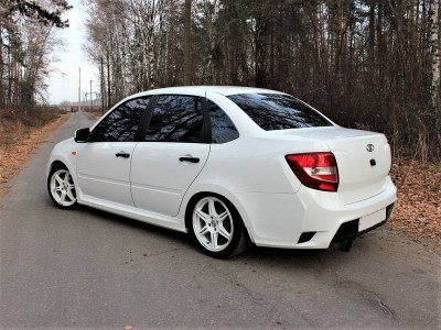 Накладки на пороги GTS на ЛАДА ГРАНТА 2190-2191
